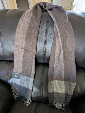 NWT Cashmere club scarf